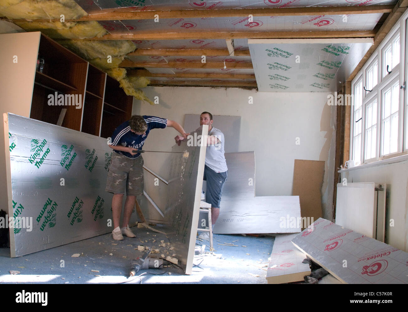 Bauherren, die Installation von high-Performance Kingspan und Celotex-Wärmedämmplatten an Wänden und Decke ein älteres Haus Stockfoto