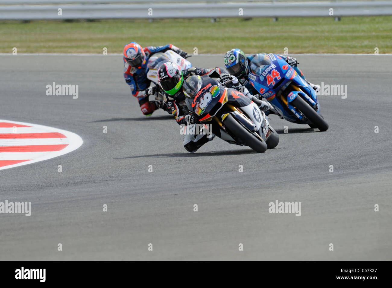 drei Fahrer kämpfen um die Ecke, Moto 2, Stockfoto