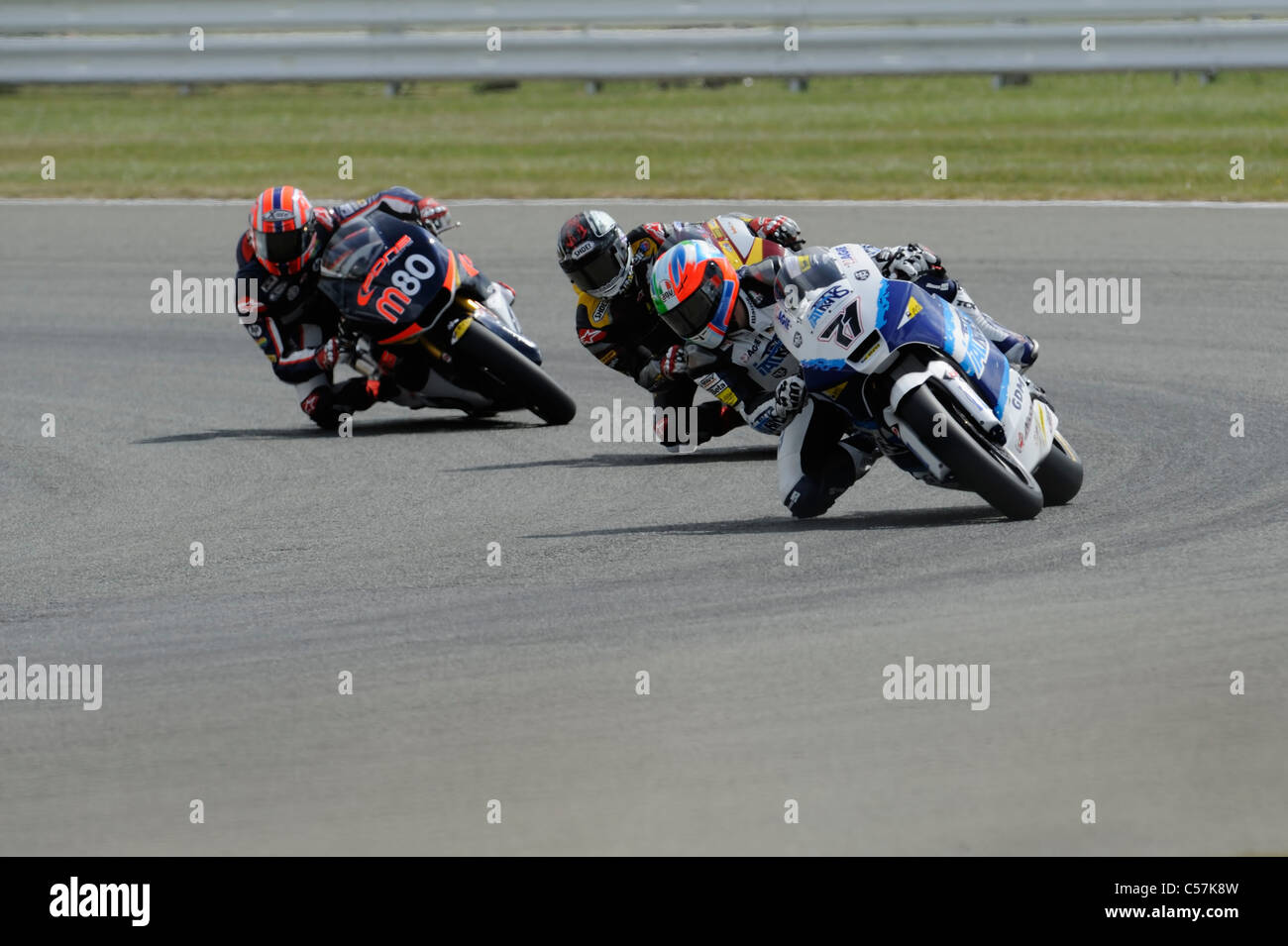 drei Fahrer kämpfen um die Ecke, Moto 2, Stockfoto