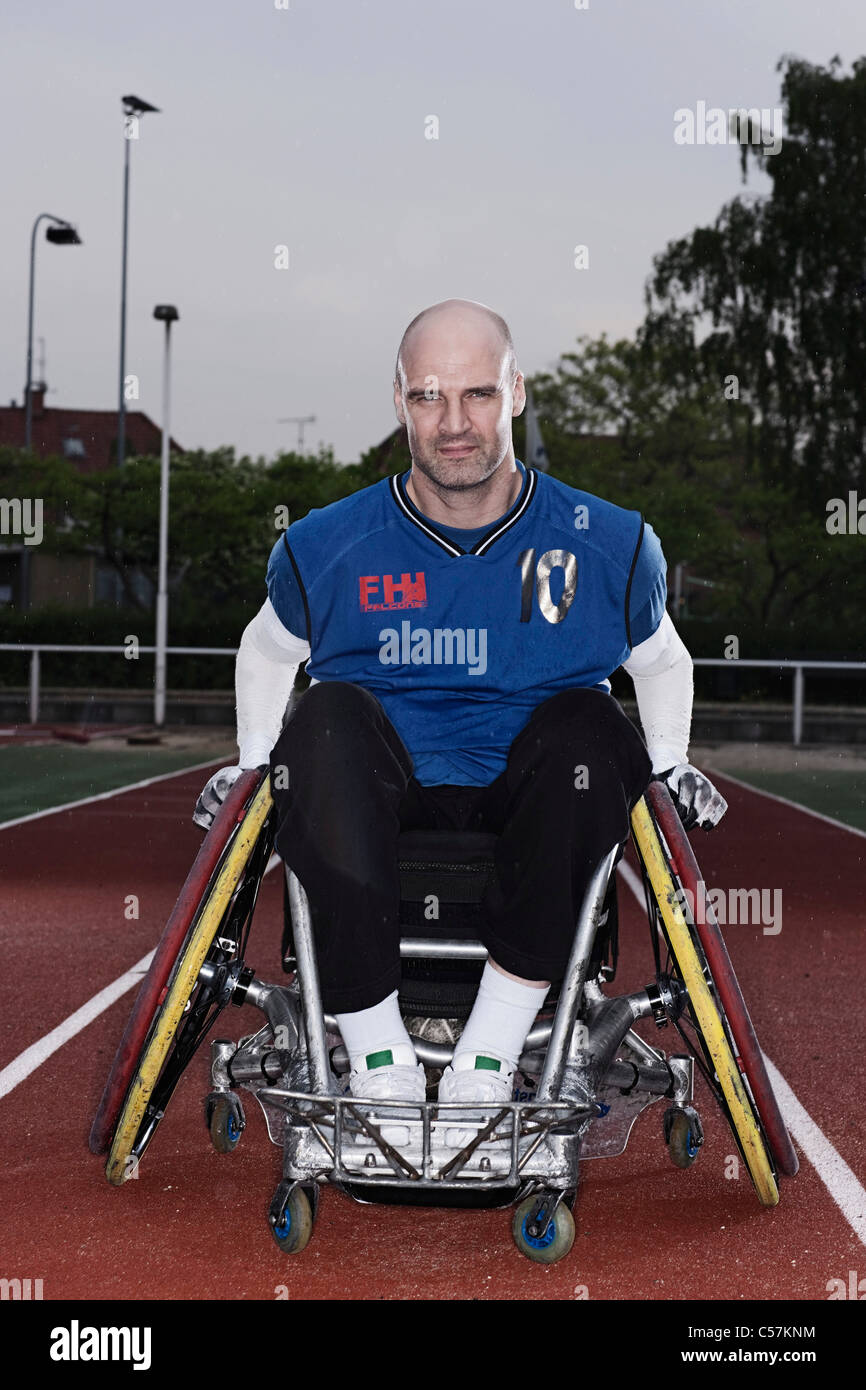 Para-Rugby-Spieler im Rollstuhl auf dem richtigen Weg Stockfoto