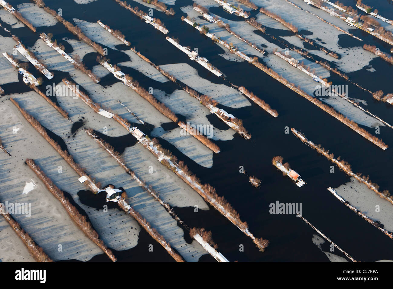 Die Niederlande, Breukelen, Dugged Land in Sumpf. Inzwischen haben wir Wassersport. Gehäuse-Ferienhäuser. Luft. Winter, Eis. Stockfoto