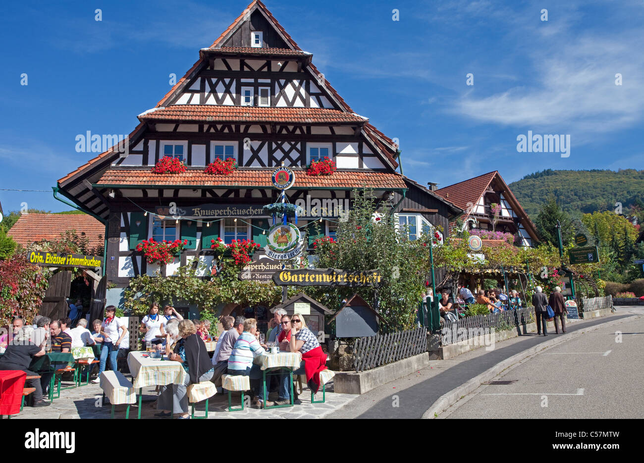 Menschen in einem Gartenrestaurant, Fachwerkhaus, Blumendekoration, Sasbachwalden, Nord Schwarzwald, Schwarzwald, Baden-Württemberg, Deutschland Stockfoto