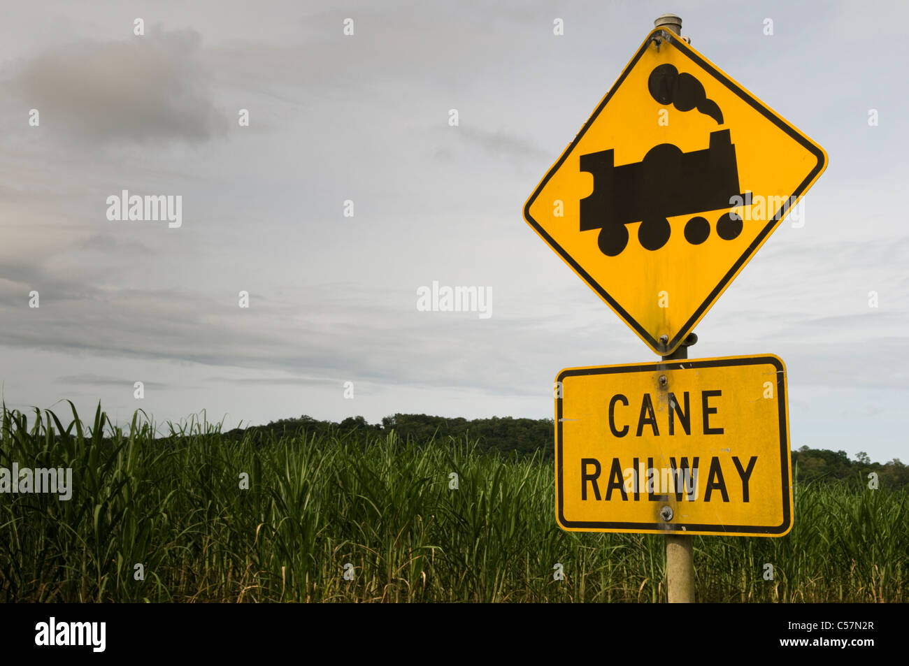 Rohrstock Eisenbahn Zeichen vor einem Zuckerrohrfeld in Queensland-Australien Stockfoto