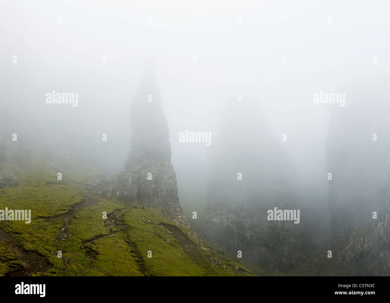 Niedrige Wolke um die Nadel, Quiraing, Isle Of Skye, Schottland Stockfoto