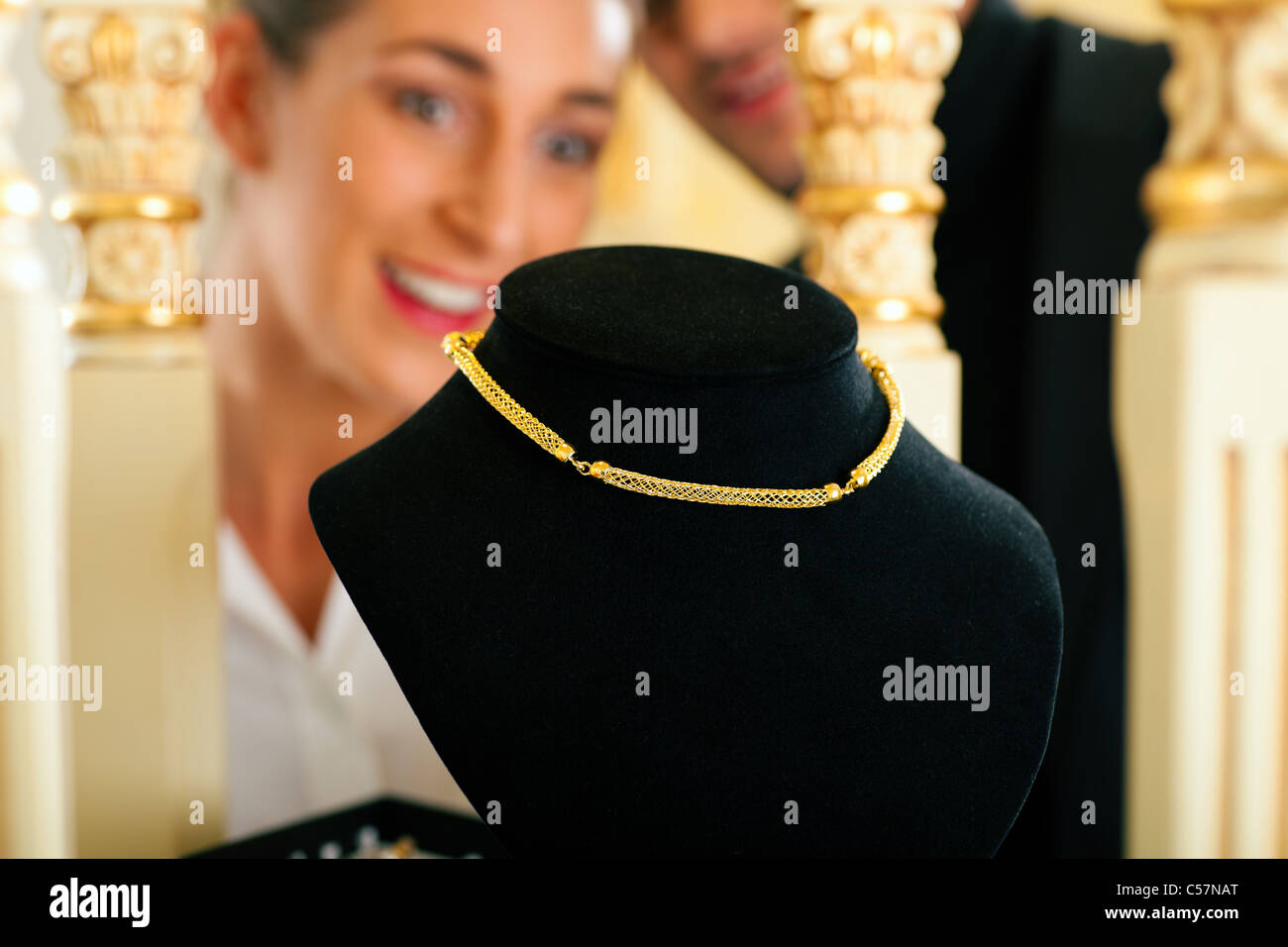 Frau beim Juwelier ist auf der Suche nach Schmuck Stockfoto