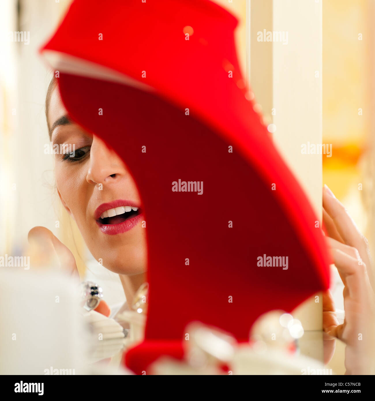 Frau beim Juwelier ist auf der Suche nach Schmuck Stockfoto