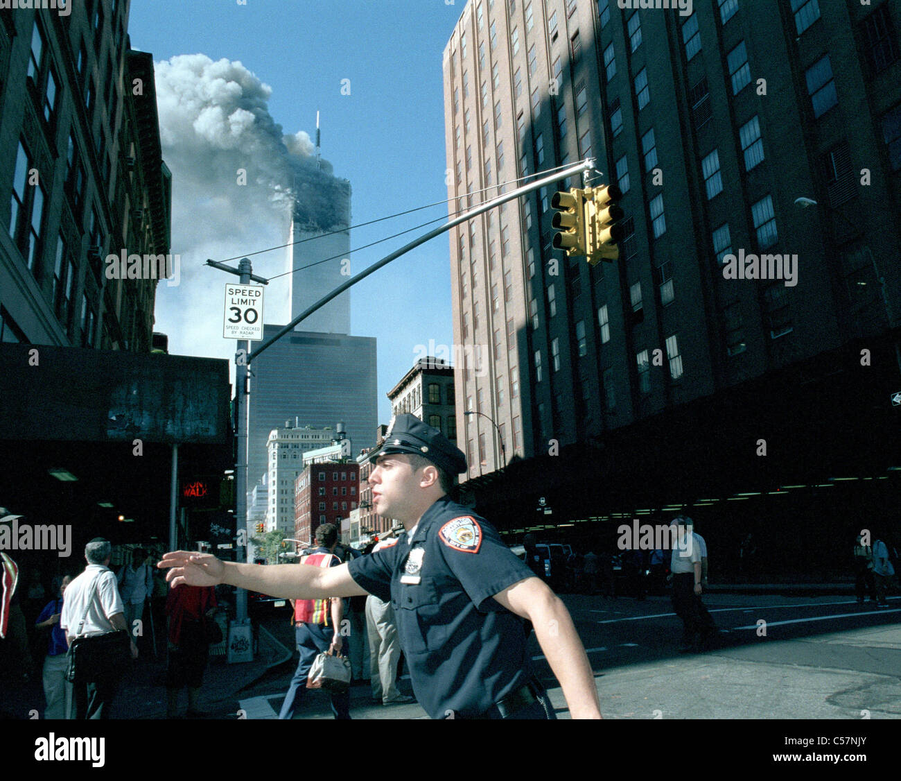 World Trade Center Fire/Terrorismus am 11. September 2001 Polizist Verkehr leitet. (© Frances m. Roberts) Stockfoto