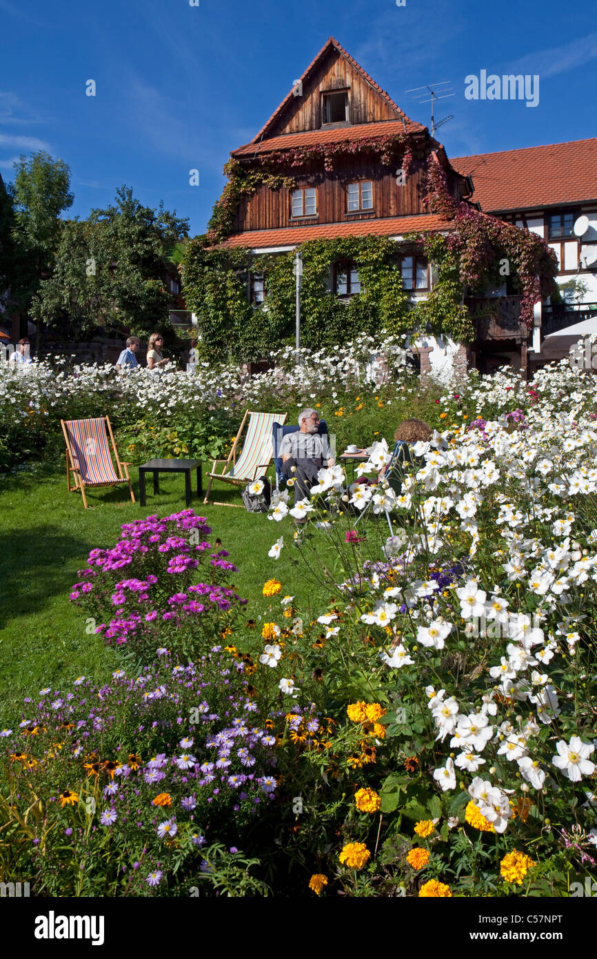 Renovierungen Und Bauerngarten in Sasbachwalden, Bauernhaus und Blumengarten Stockfoto