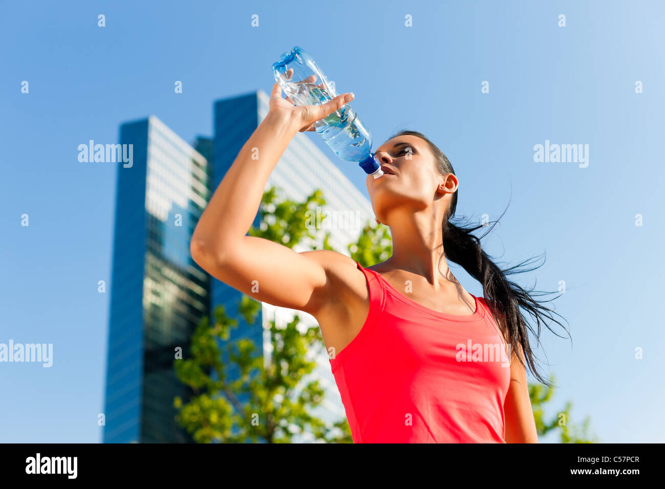 Urbane Sportarten - Fitness in der Stadt an einem schönen Sommertag Stockfoto