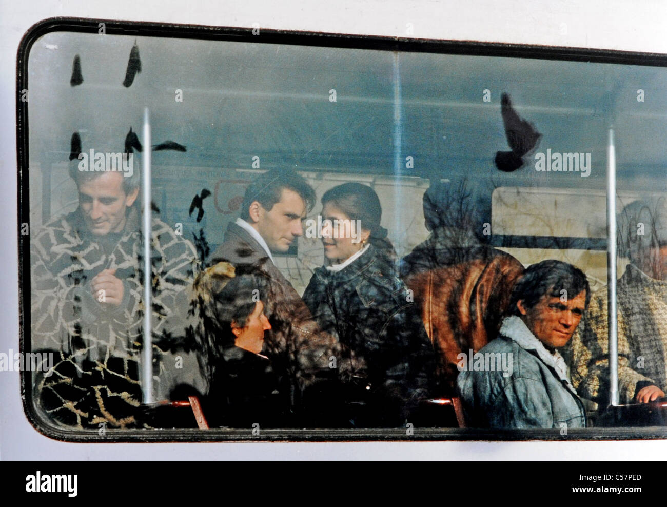 Passagiere, darunter ein junges Paar, fotografiert in einem Bus in die rumänische Stadt Timisoara - Foto von Simon Dack Stockfoto