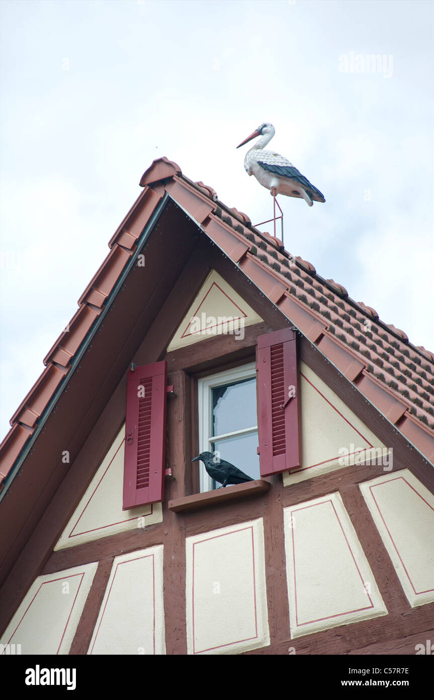 Detail von einem alten Haus mit Fachwerk oder Fachwerk mit gefälschten Vögel drauf in die Stadt Haslach, Schwarzwald, Baden-Wurttemb Stockfoto
