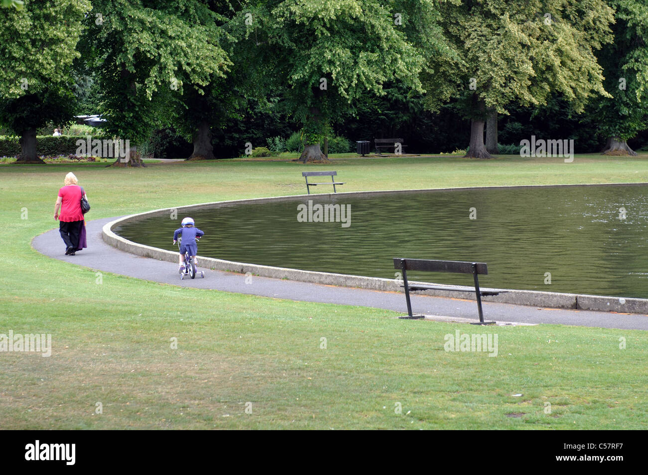 Der See mit Booten, Victoria Park, Newbury, Berkshire, England, UK Stockfoto