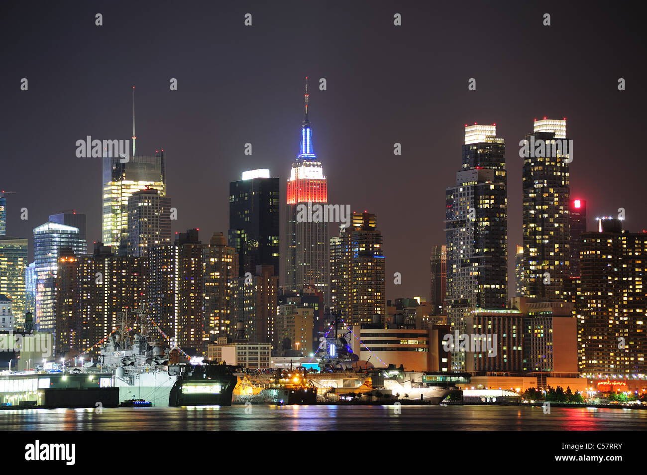 New York City Manhattan Midtown Skyline bei Nacht mit Licht-Reflexion über Hudson River betrachtet von New Jersey Stockfoto