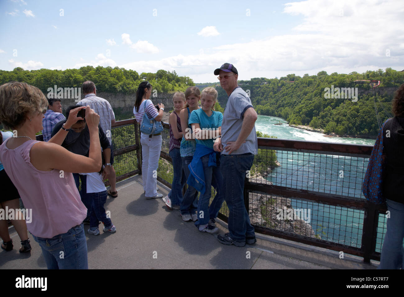 Touristen fotografieren an der Whirlpool Rapids Niagara River Ontario canada Stockfoto