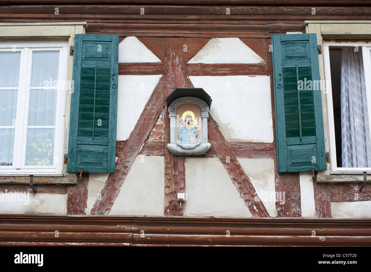 Detail eines Hauses mit Fachwerk und einem christlichen Wandgemälde in der Stadt Haslach, Schwarzwald, Baden-Württemberg, Deutschland Stockfoto
