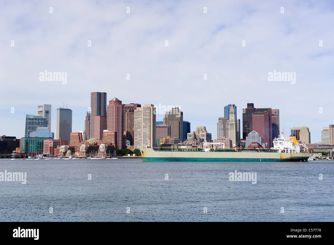 Die Innenstadt von City Skyline von Boston über Meer mit urbanen Wolkenkratzer morgens mit bewölktem Himmel und Schiff. Stockfoto