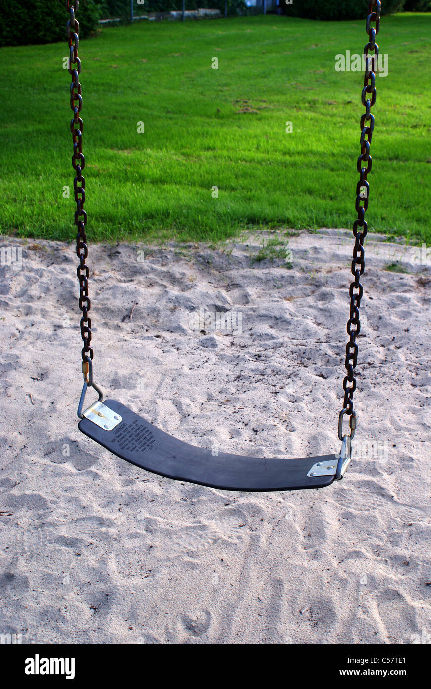 Nahaufnahme von einem leeren Schaukel auf einem öffentlichen Spielplatz Stockfoto