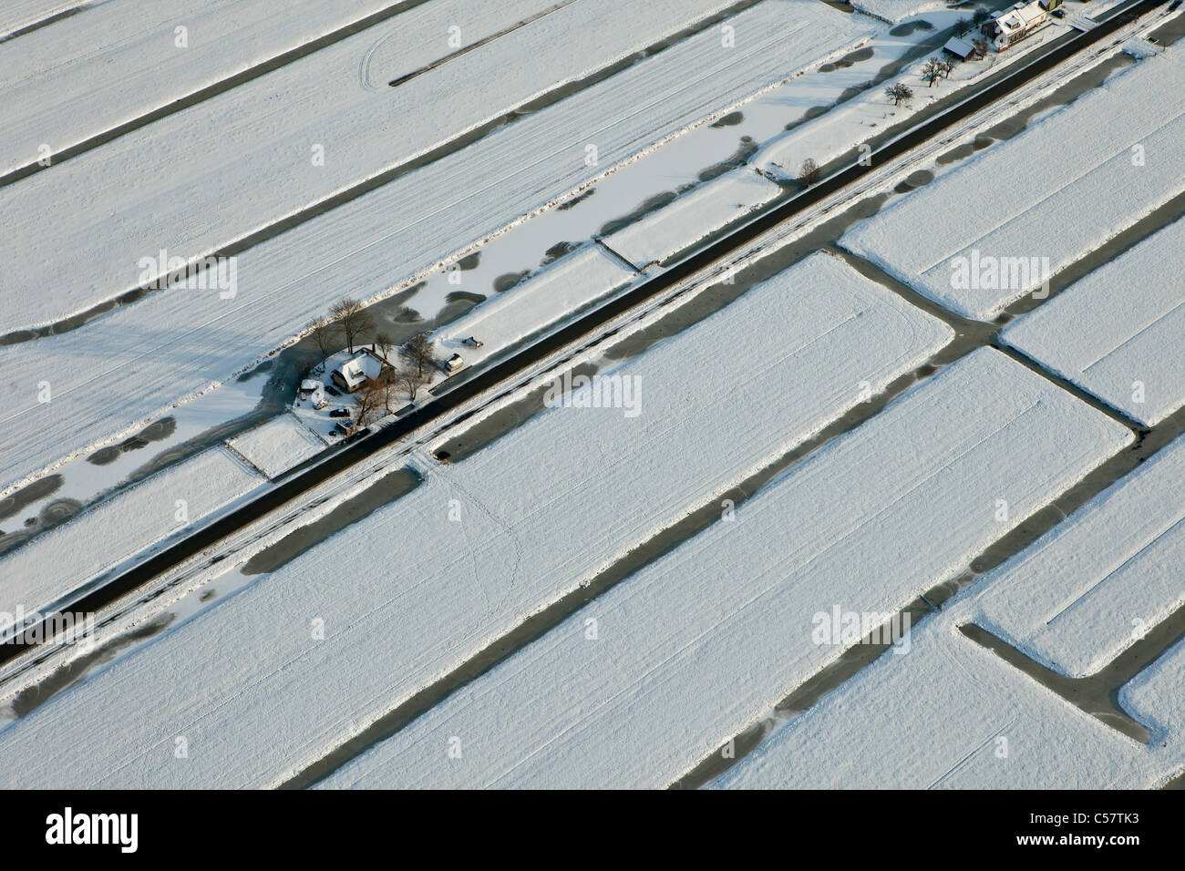 Den Niederlanden, in der Nähe von Schoonhoven, Hof im Schnee. Luft. Stockfoto