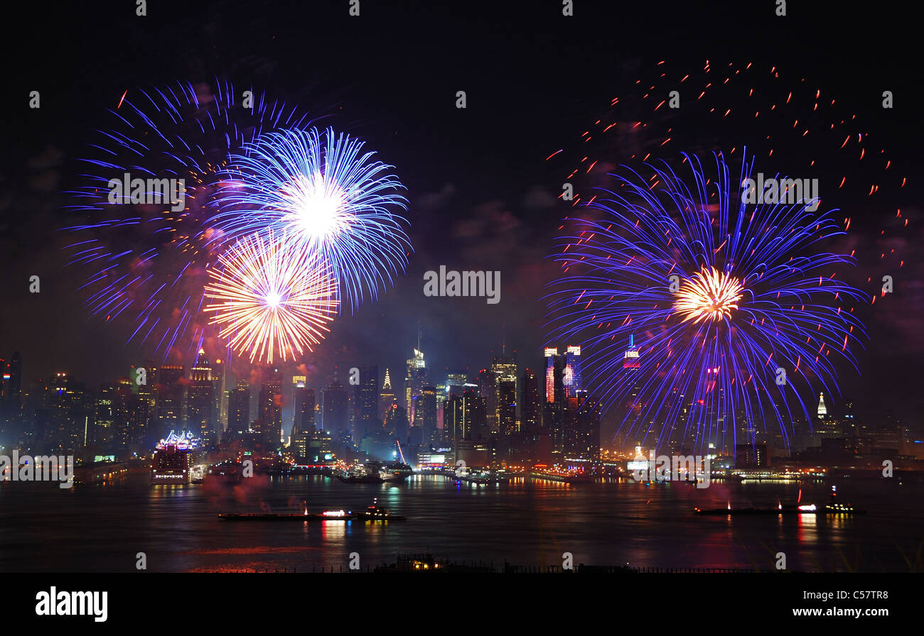 New York City Manhattan Juli 4. Unabhängigkeit-Tag, an dem Feuerwerk mit Skyline über Hudson River betrachtet von New Jersey Stockfoto