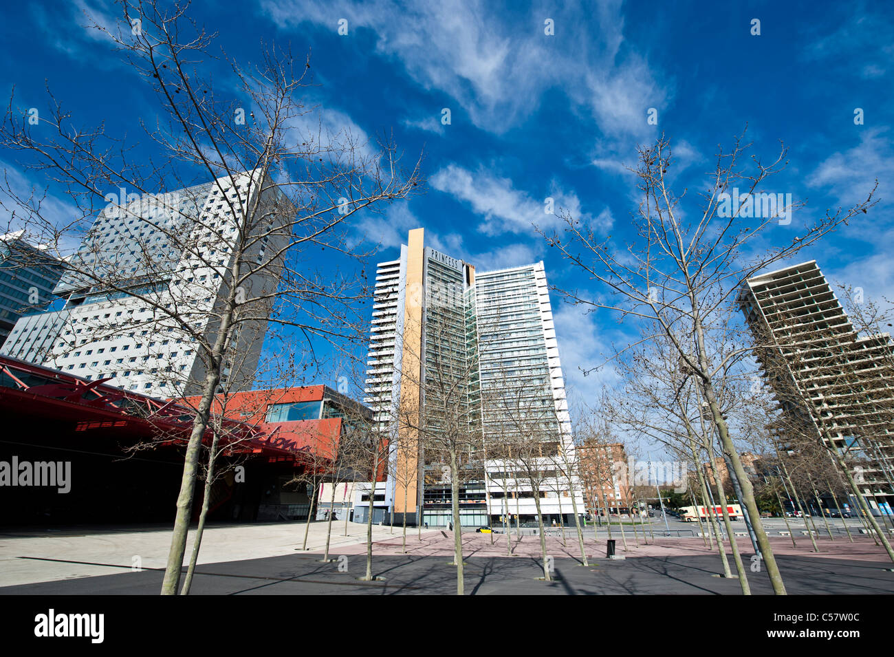 Blick auf moderne Wolkenkratzer in Diagonal Mar von Barcelona, Spanien Stockfoto