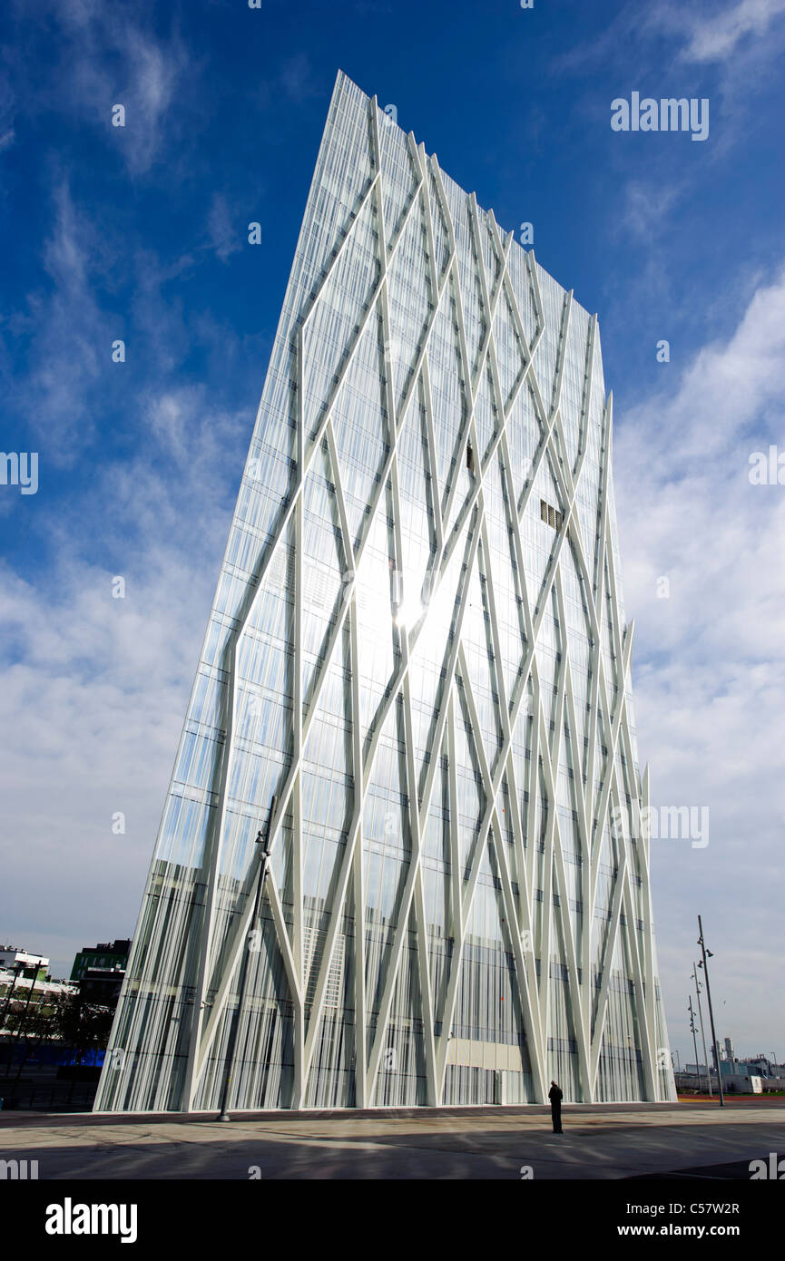 Ansicht eines modernen Gebäudes (Telefonica Headquarters) im Stadtteil Diagonal Mar, Barcelona, Spanien Stockfoto