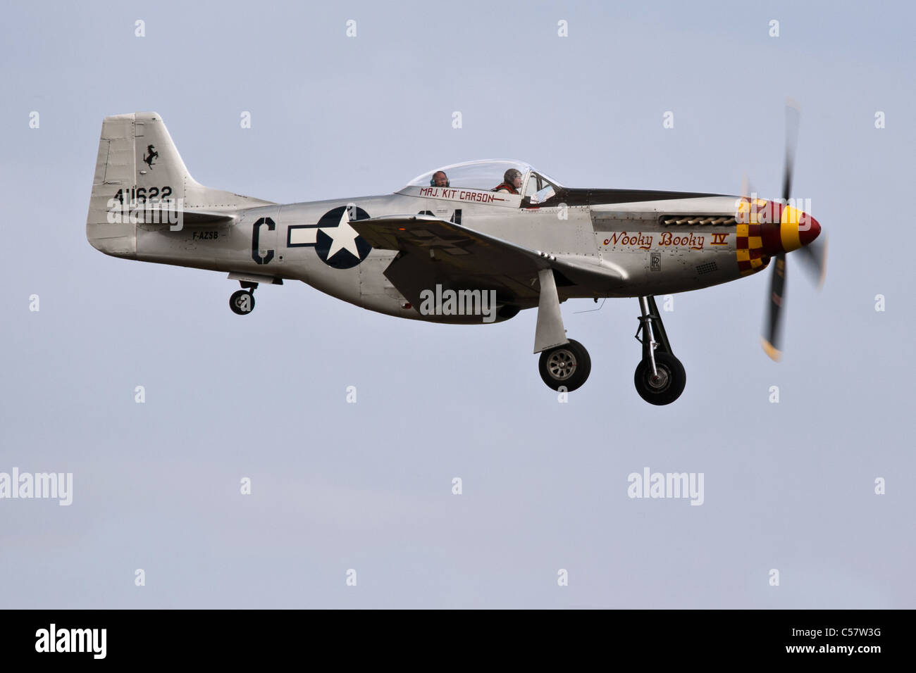 North American P - 51D Mustang Nooky Booky IV über den Boden im IWM Duxford Stockfoto