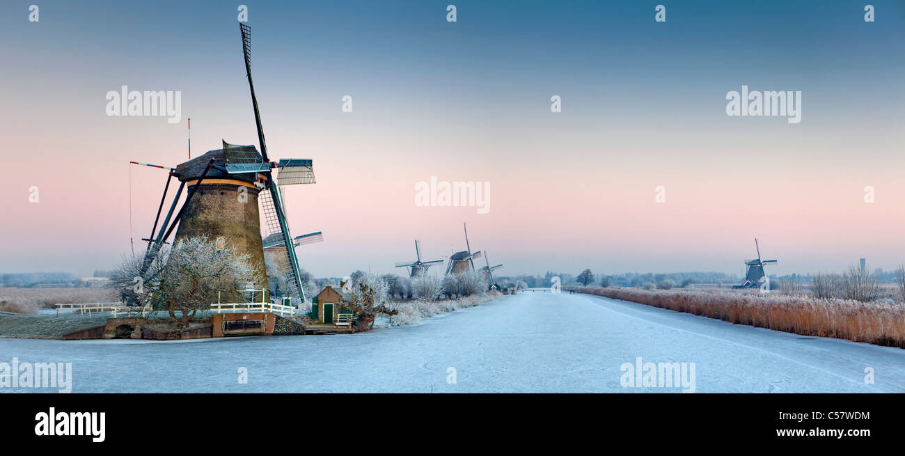 Die Niederlande, Kinderdijk, Windmühlen, UNESCO-Weltkulturerbe. Winter. Panorama-Blick. Stockfoto