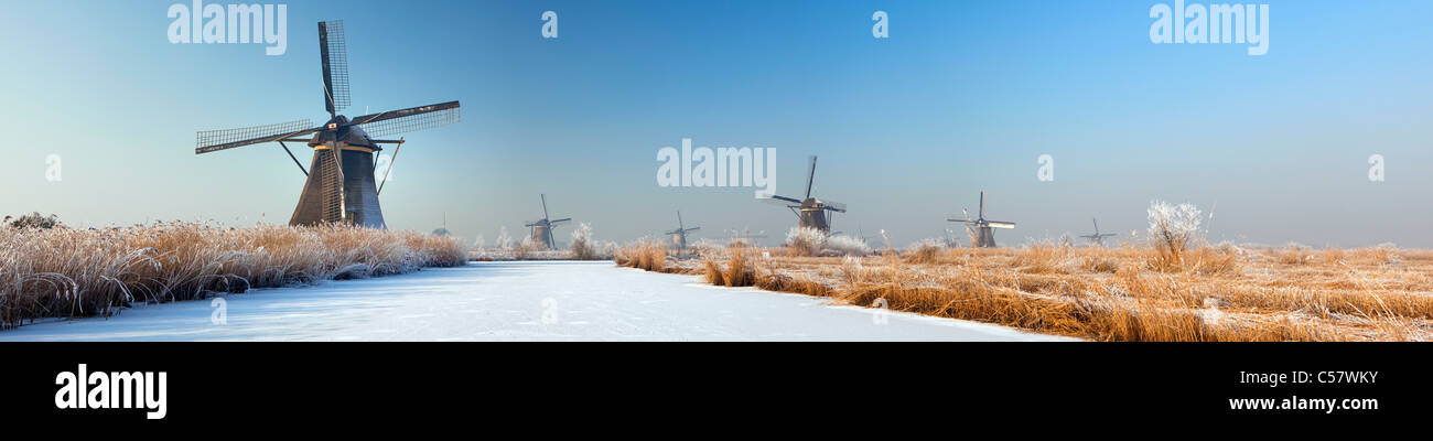 Die Niederlande, Kinderdijk, Windmühlen, UNESCO-Weltkulturerbe. Winter. Panorama-Blick. Stockfoto