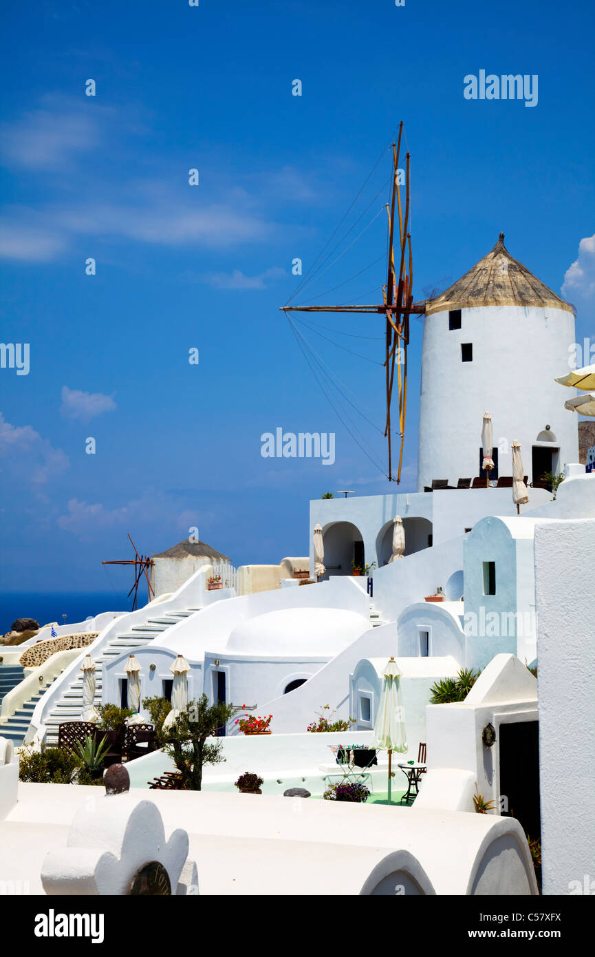 Oia, Santorini, griechische Insel, Griechenland, ikonischen Windmühle in der Stadt umgeben von weißen gewaschenen Gebäuden und malte Schritte Stockfoto