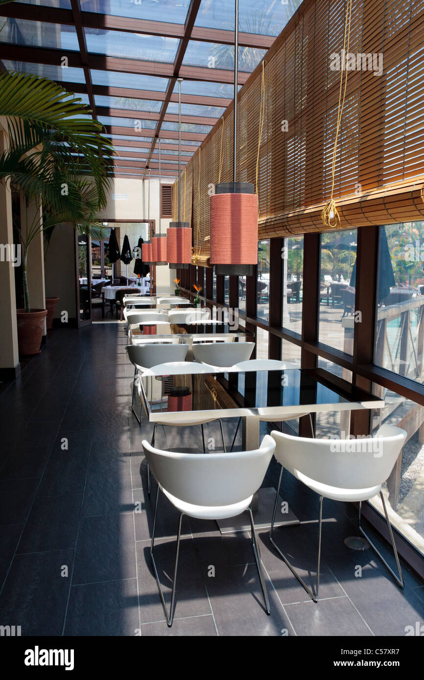 Ein Essbereich in eines der Restaurants im Bahia del Duque 5 Sterne Hotel in Costa Adeje, Teneriffa, Kanarische Inseln, Spanien Stockfoto