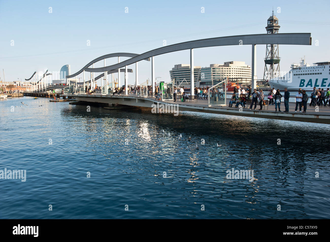 Blick auf die bewegliche Brücke am Barcelona Marina Hafen (Moll De La Fusta), Spanien Stockfoto