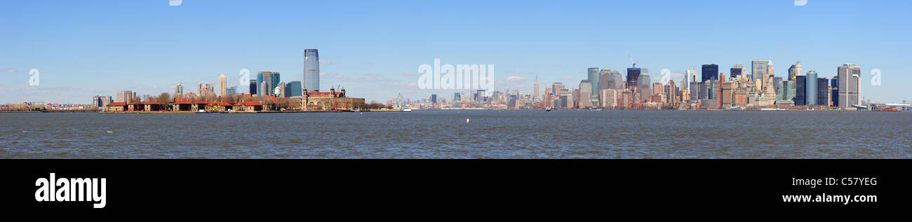Hoboken New Jersey und New York City Manhattan Skyline Innenstadt Panorama über Hudson River mit Wolkenkratzern und klaren blauen Himmel Stockfoto