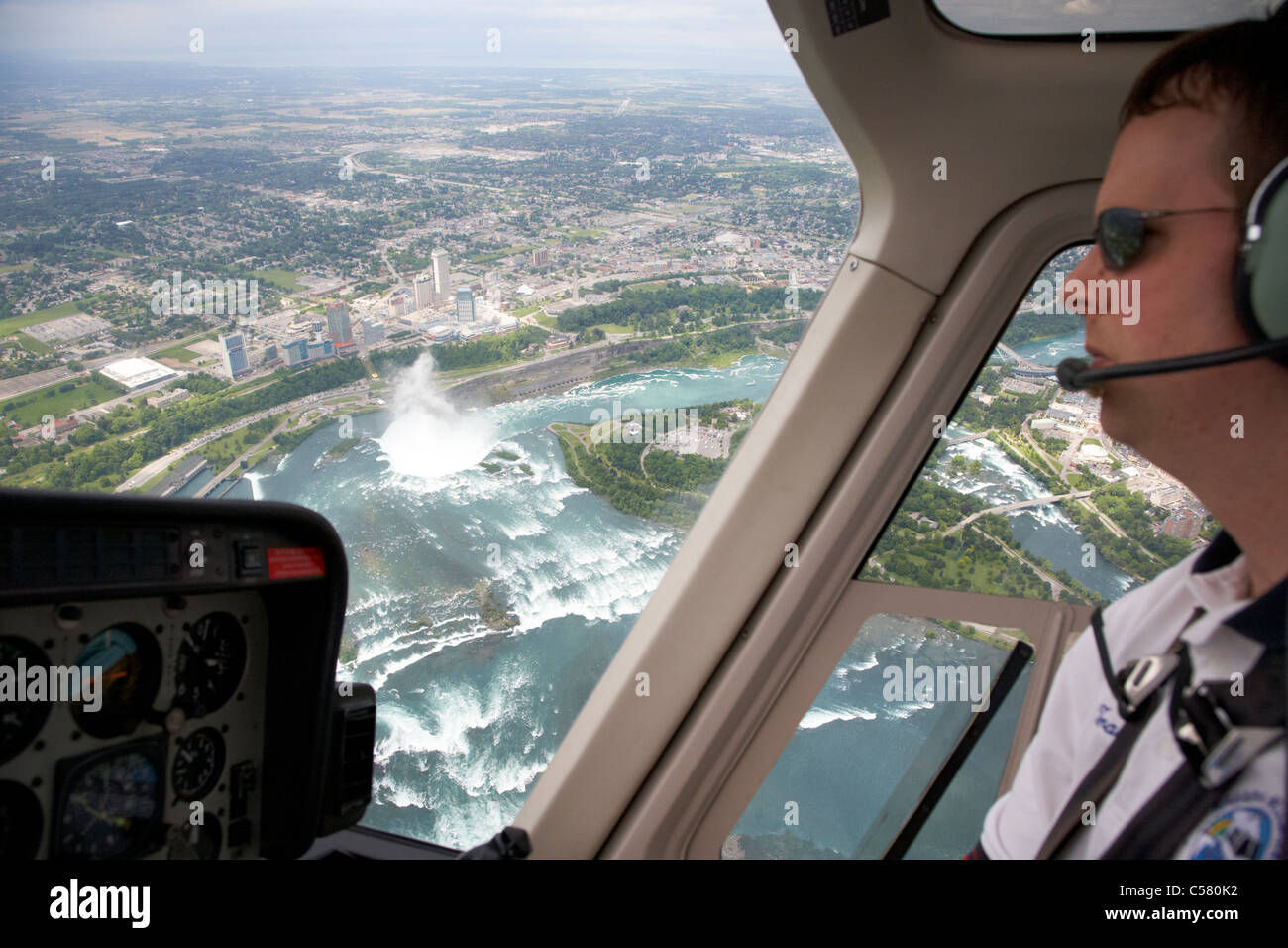 Pilot fliegenden Helikopter-Rundflug über Niagara Falls Ontario Kanada im Fokus fällt Stockfoto
