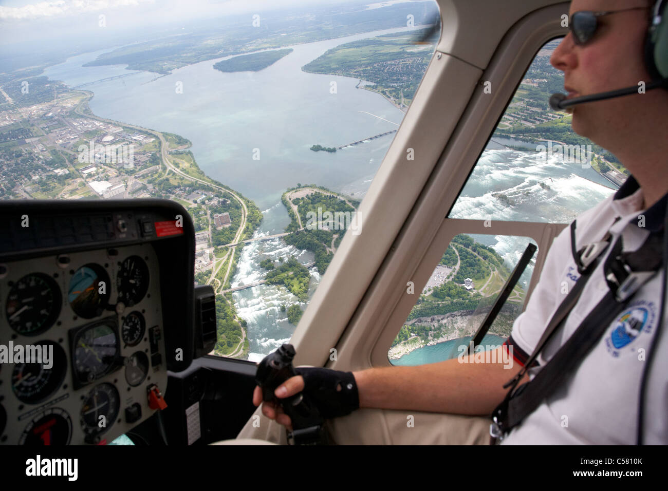 Pilot fliegenden Helikopter-Rundflug über Niagara Falls Ontario Kanada im Fokus fällt Stockfoto