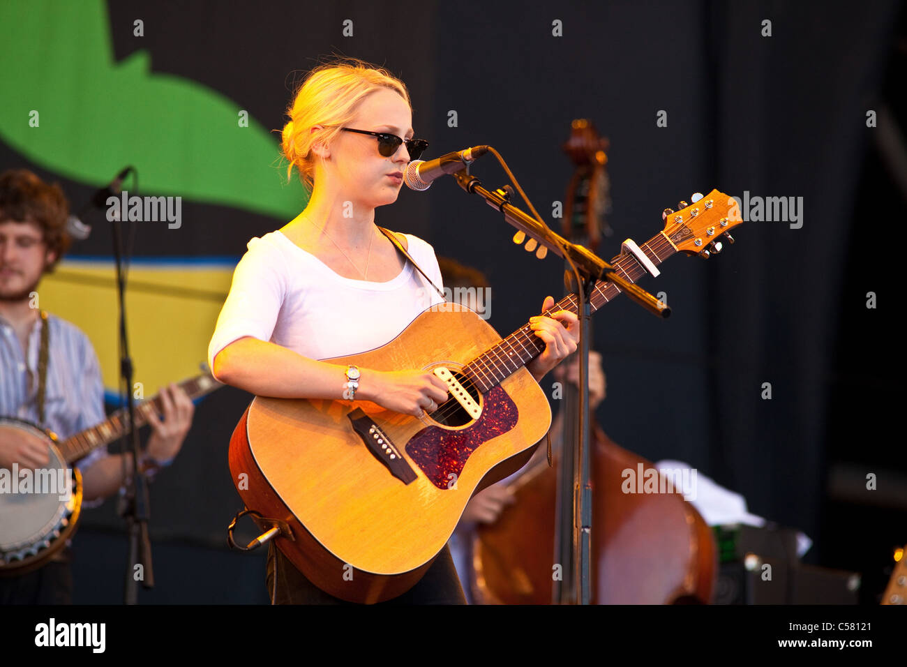 Laura Marling auf der Hauptbühne der Pyramide auf dem Glastonbury Music Festival 2011, Somerset, England, Vereinigtes Königreich. Stockfoto