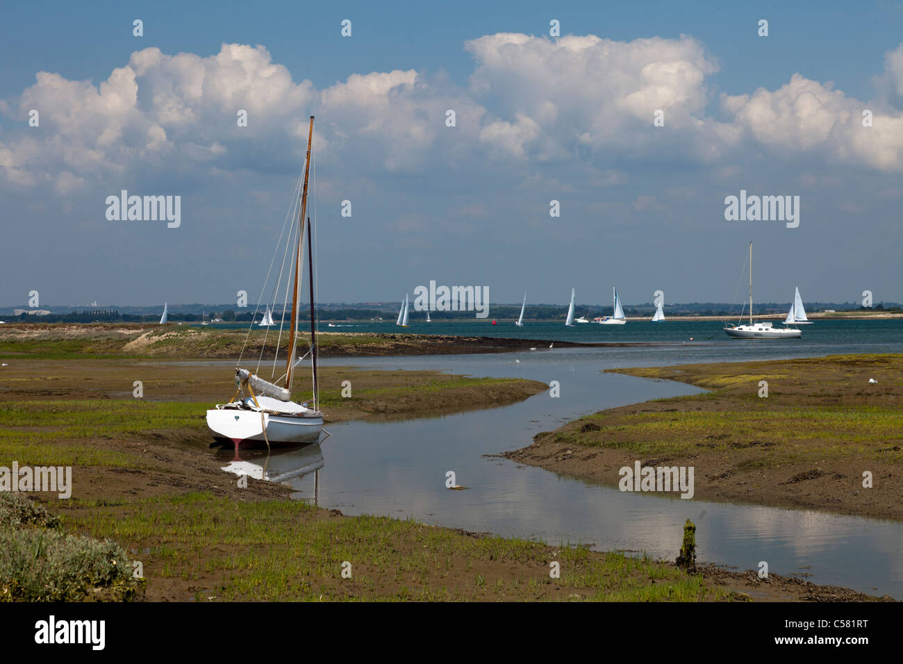 Boote, abgestützt an Ost-Spitze in der Nähe von West Wittering, West Sussex, England Stockfoto