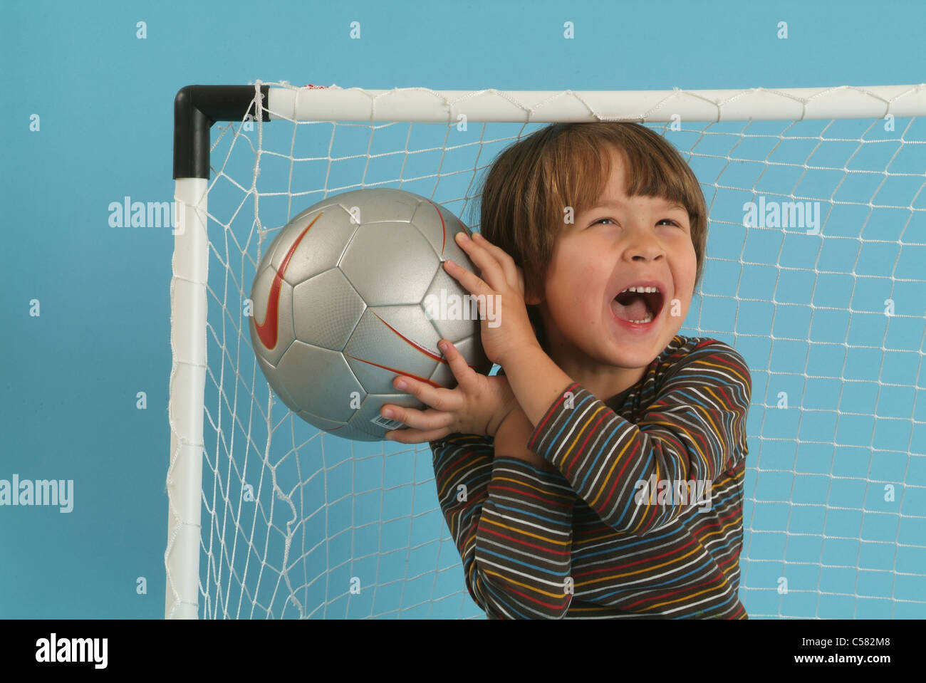 Kind, junge, 5, braunhaarige, Ball, Tor, Fussball, Fußball, Stockfoto