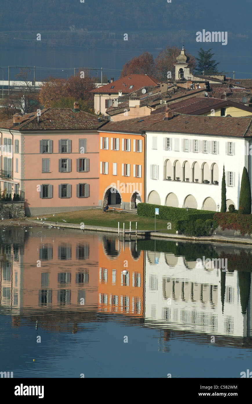 Schweiz, Ticino, Old Town, Bissone, Häuser, Wohnungen, Spielgelung, Lago di Lugano Stockfoto Schweiz, Ticino, Old Town, Bissone, Häuser, Wohnungen, Spielgelung, Lago di Lugano Stockfoto