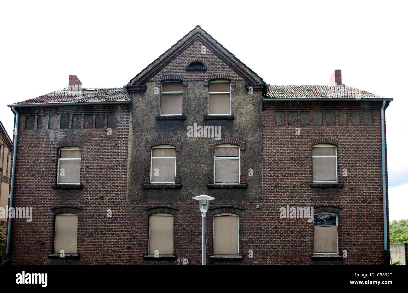 Alten und leeren Haus, Ruine, angenagelt Windows. Verurteilten Haus. Stockfoto