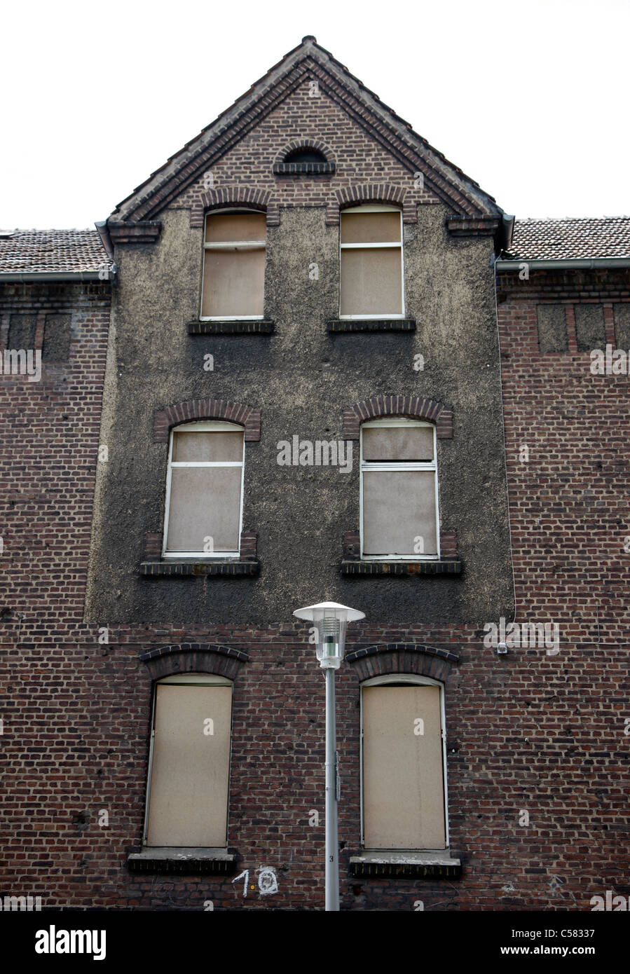 Alten und leeren Haus, Ruine, angenagelt Windows. Verurteilten Haus. Stockfoto