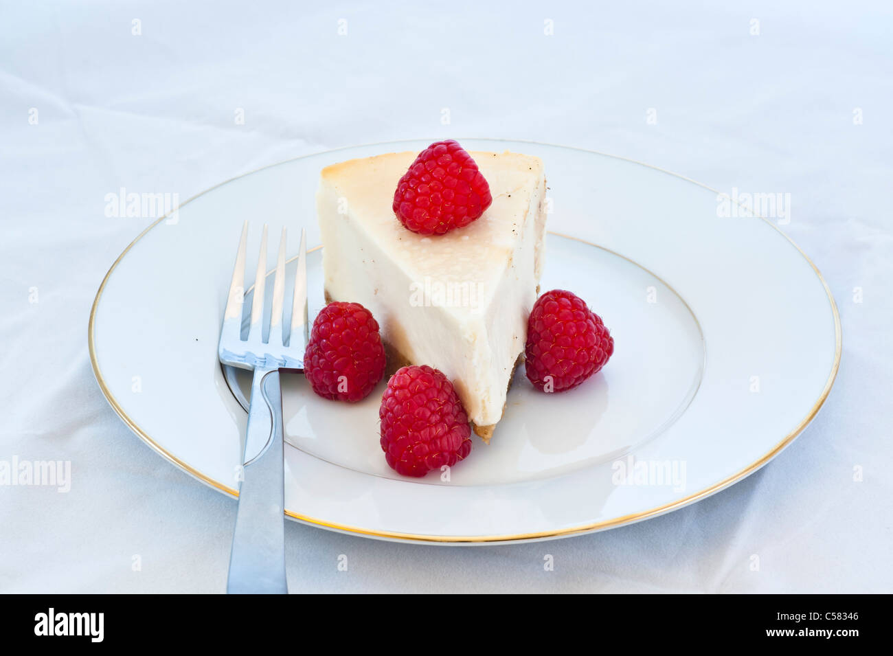 Vanille-Käsekuchen auf weißen Teller. Stockfoto