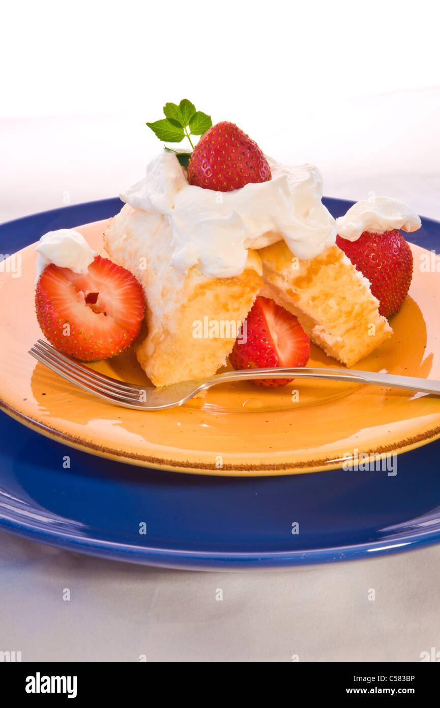 Erdbeer mit frischen Beeren und Sahne. Stockfoto