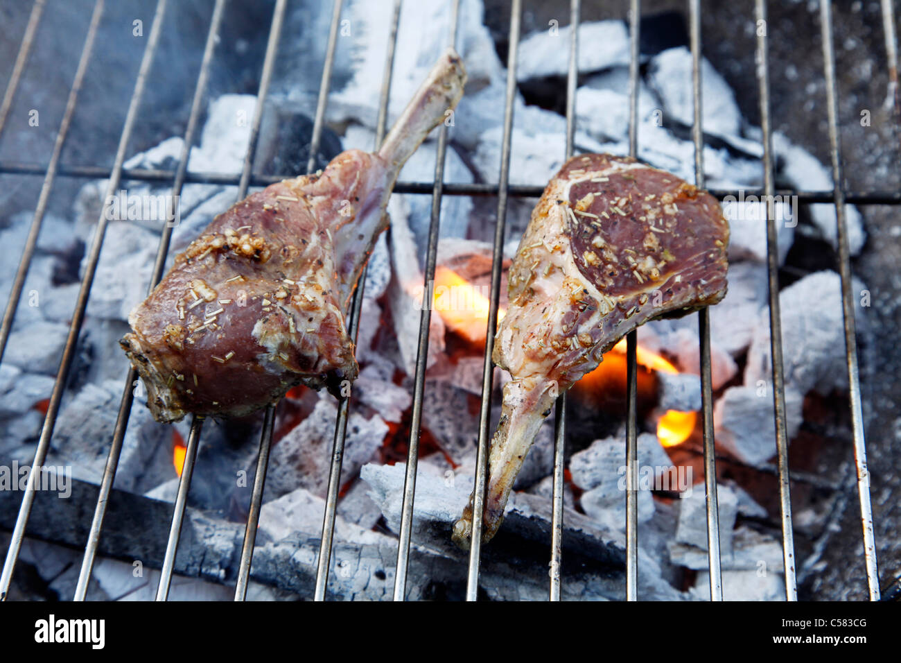 Holzkohle-Grill, Grill, Grill Lampe Koteletts. Stockfoto