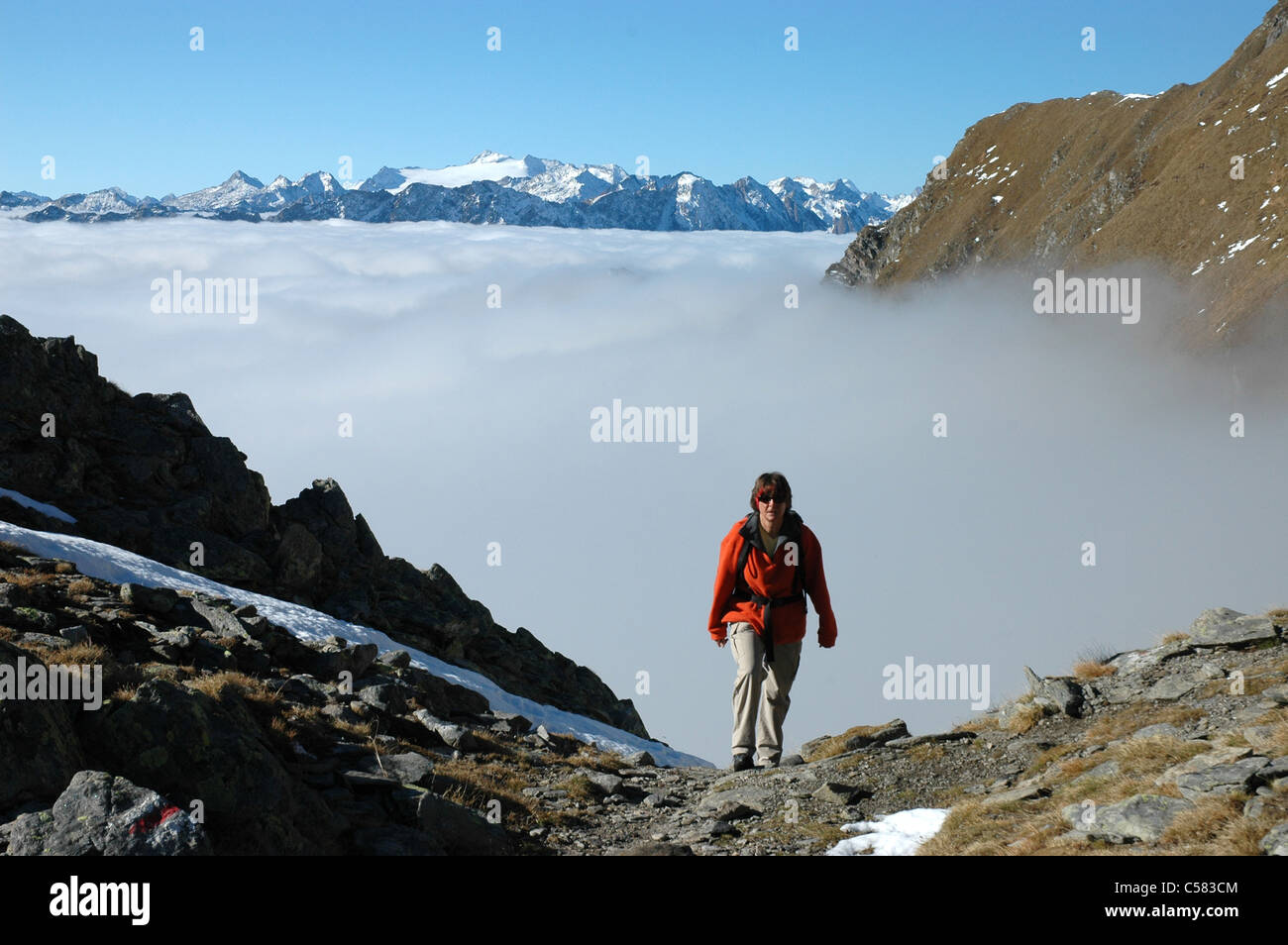 Wanderer, Lago di Dentro, Cadlimo, Herbst, Schnee, Tessin, Schweiz, Stockfoto
