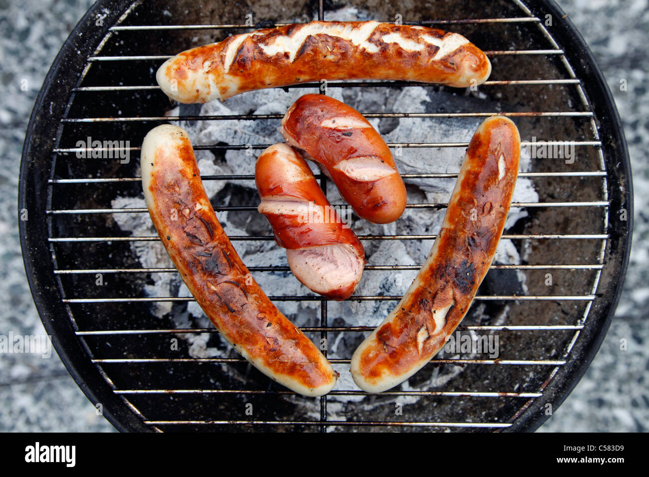 Holzkohle-Grill, Grill, Grill-Würstchen. Stockfoto