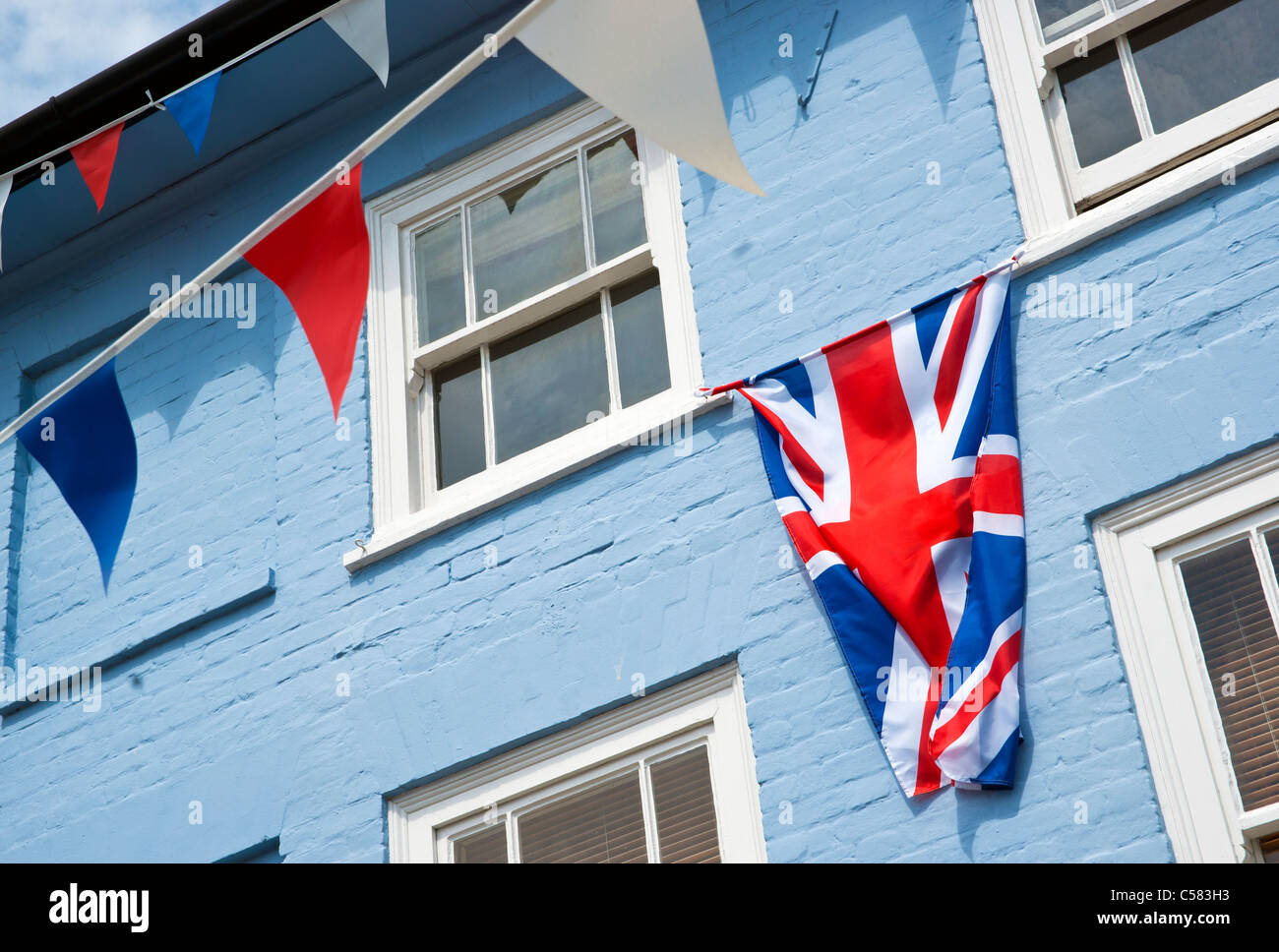 Patriotische Flaggen auf ein Haus in Thaxted in Essex, England Stockfoto