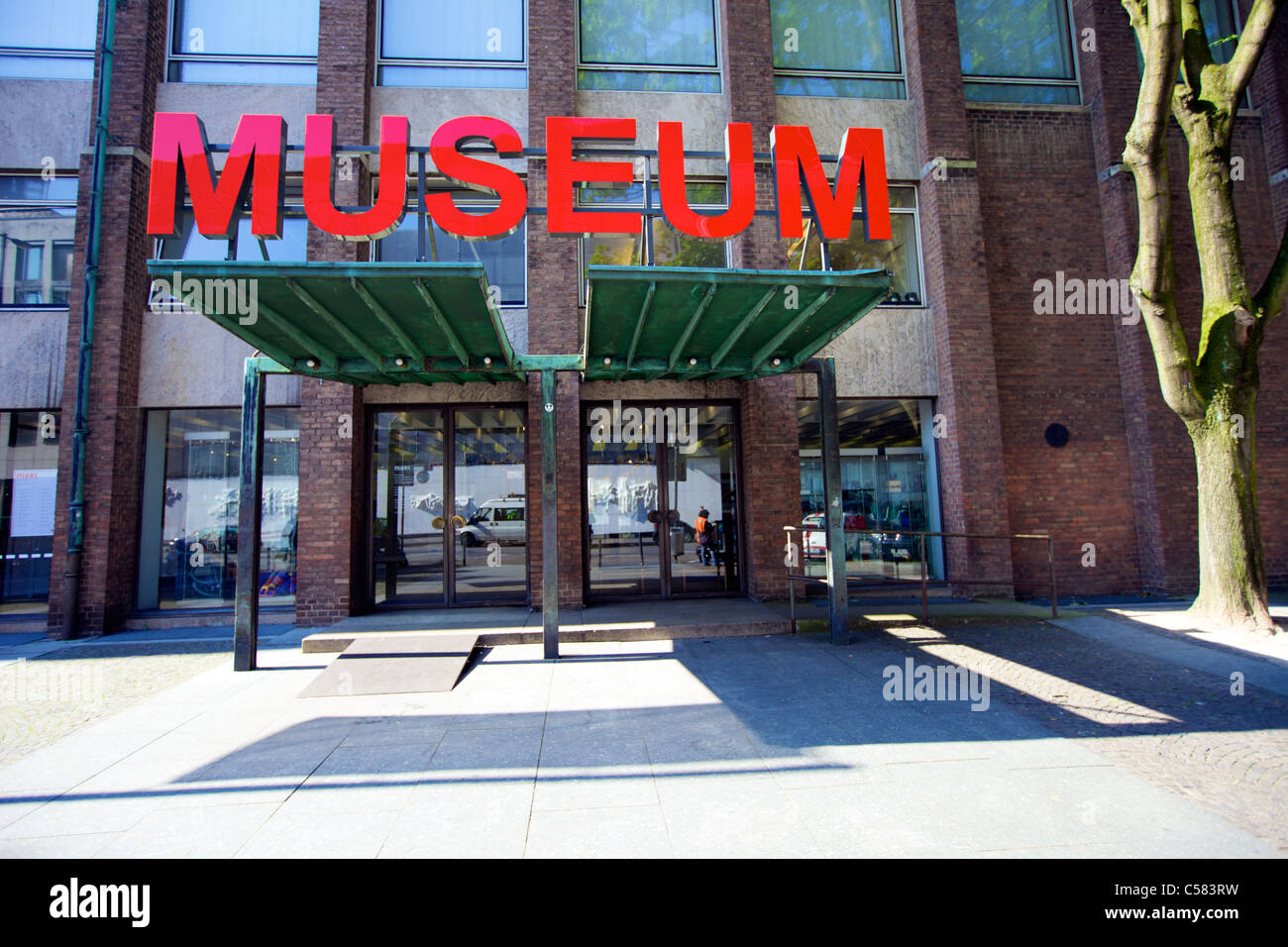 Eingang des Museums für angewandte Kunst in Köln Stockfoto