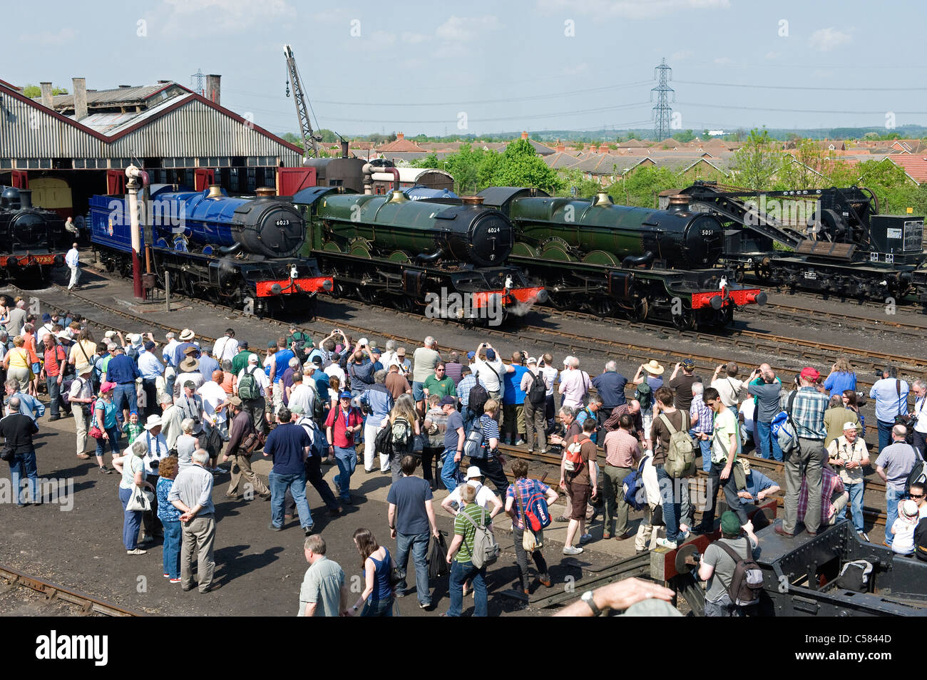 Eisenbahnfreunde beobachten Dampflokomotiven in Didcot Railway Centre, Didcot, Oxfordshire, Vereinigtes Königreich Stockfoto