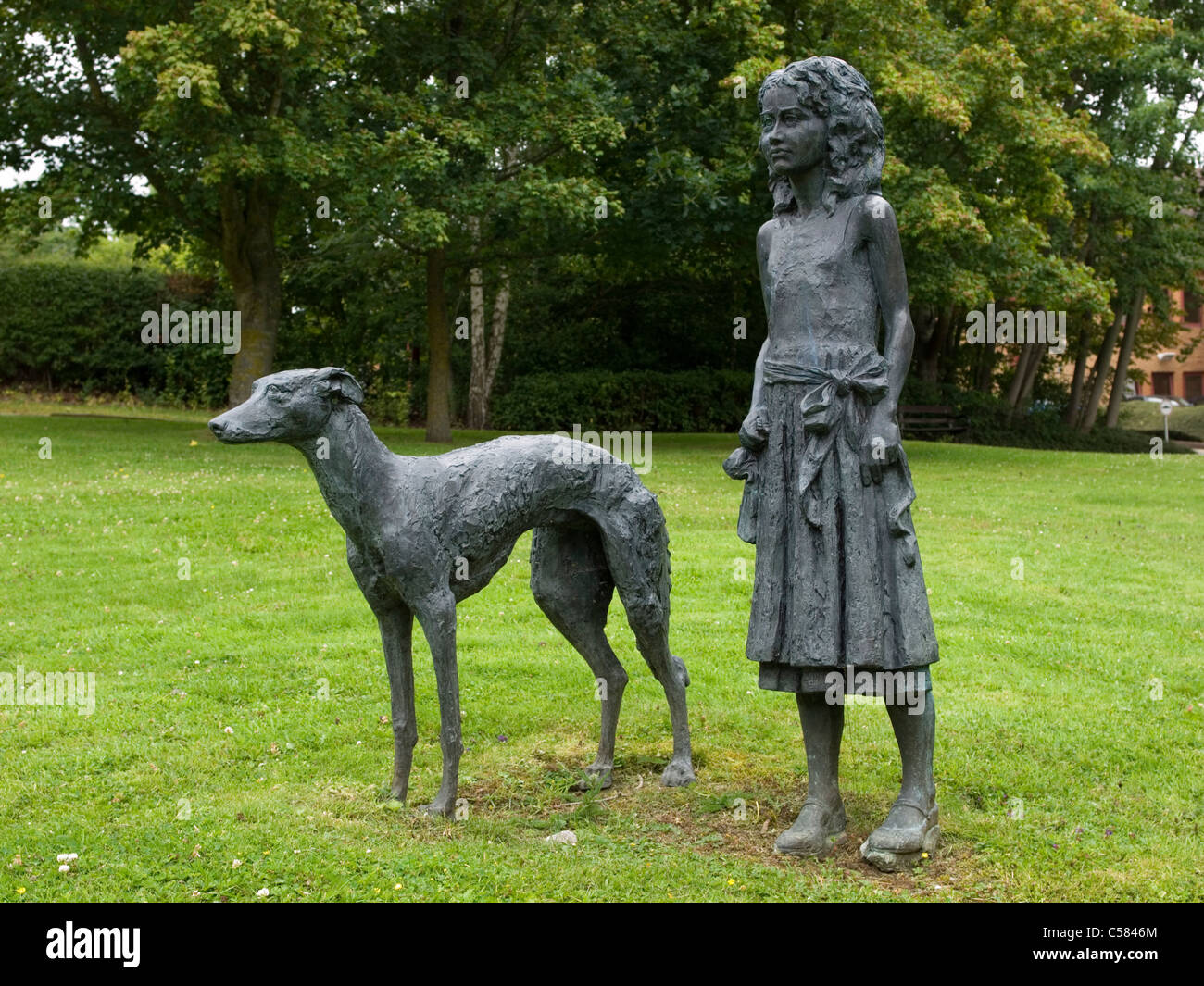 Bronze-Statue des Mädchens und Greyhound von Greta Berlin. Teil der Skulptur Henry Fox Talbot, inmitten Greenway Gewerbegebiet Chippenham Stockfoto