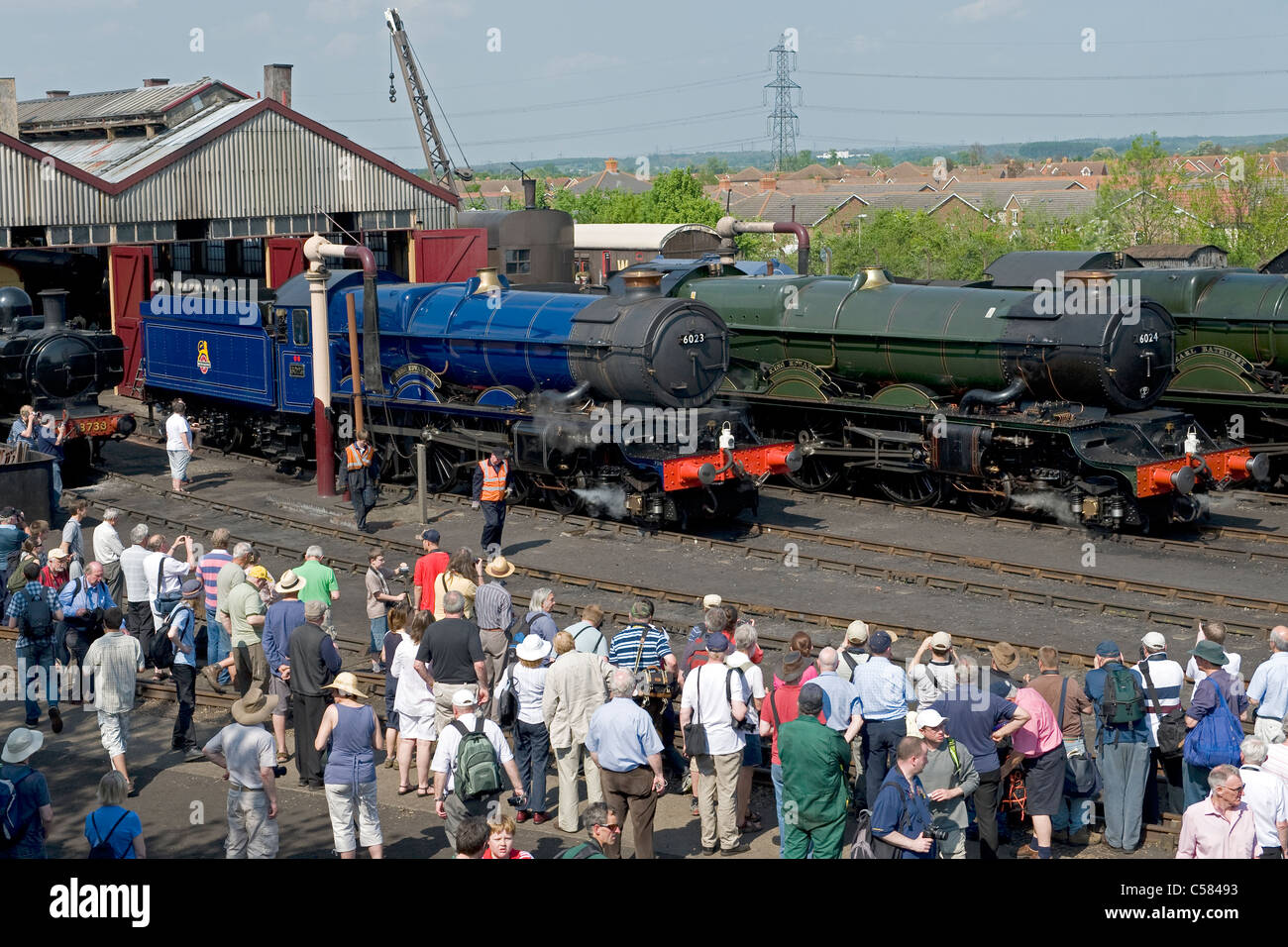 Eisenbahnfreunde beobachten Dampflokomotiven in Didcot Railway Centre, Didcot, Oxfordshire, Vereinigtes Königreich Stockfoto